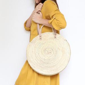 กระเป๋าทรงกลมทำมือสวยงามจากวัสดุฟาง พร้อมหูหิ้วคู่ - Product Image 1