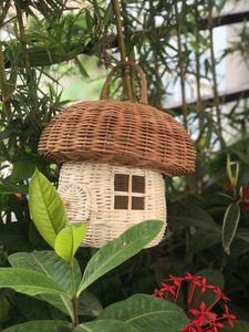 Jouet en rotin en forme de maison de champignon et hochets - Product Image 3