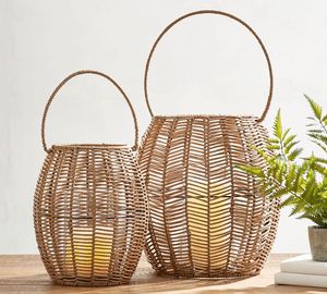 Ensemble de 2 lanternes à bougies en rotin faites à la main, écologiques, jaune clair, élégantes, décoratives avec supports - Product Image 5