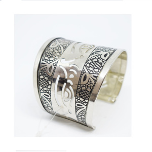 Vintage 1960 Diciembre Antiguo Artesano y Joyería Artesanal Tienda de Feria Hombres Pulseras de Alambre con textura y martillado para mujeres - Product Image 5