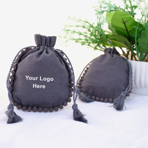 Pochette à bijoux en coton gris écologique faite à la main Logo personnalisé Sac cadeau à cordon de faveur de mariage biologique en gros de l'Inde - Product Image 4