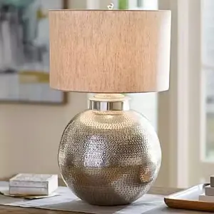 โคมไฟตั้งโต๊ะอลูมิเนียมทรงค้อนสไตล์โมเดิร์นและเปลี่ยนผ่านสำหรับใช้ในบ้านพร้อมเฉดสีโคมไฟที่ทนทาน - Product Image 1