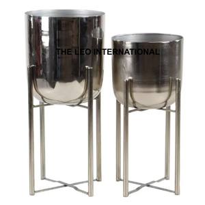 Juego de 3 Macetas Decorativas Modernas de Acero Inoxidable para Interiores y Exteriores con Soporte Trípode Dorado - Product Image 6