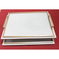 Plateau de service DAPHOCO modèle 181 en faux cuir shagreen blanc, bordure en placage de laiton antique, trempé 0,38x0,28x0,065, fabriqué au Vietnam