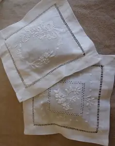 ホワイトコットンリネンギフトバッグ巾着刺繍サシェ、ラベンダー枕