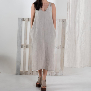 Robe d'été élégante et tendance en lin crêpe gris clair, col rond, sans manches, 100% lin, pour femme. - Product Image 1