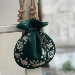 โมเดิร์น POTLI กระเป๋ามุกทำงานที่สวยงาม LATCAN และ ZARI เย็บปักถักร้อยบนผ้าไหมสำหรับงานเลี้ยงและงานแต่งงาน @ 2022 - Product Image 1