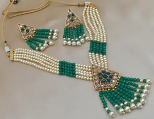 Designer longues perles de cristal cloutées avec collier Kundan inversé avec boucle d'oreille