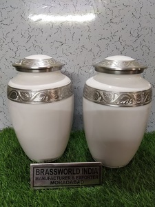 Urna de cremación para adultos de estilo americano de aluminio blanco con detalles en madera y latón de Brassworld India Funeral Supplies - Product Image 3