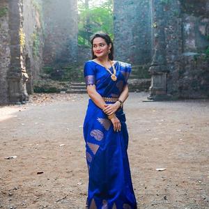 Saree de seda de nailon azul real para boda, elegante, elegante, diseño de saree, para novia, con diamantes, venta al por mayor - Product Image 5