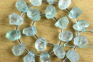 Perles de pierres précieuses en aigue-marine bleue naturelle de 21 pièces, forme brute inégale, perceuse latérale supérieure non traitée pour la fabrication de bijoux - Product Image 2