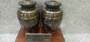 URNA DE CREMATION DOBLE NEGRO Y DORADO, COMPLETAMENTE GRAVADA, ESTILO AMERICANO, PARA ADULTOS, BRASSWORLD, HECHA EN INDIA, DE METAL - Product Image 5