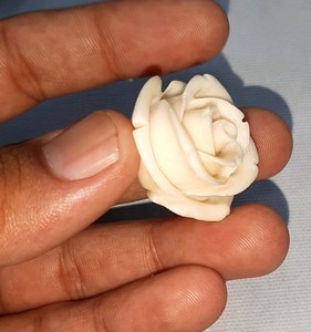 ดอกกุหลาบแกะสลักจากกระดูกธรรมชาติสีขาวสำหรับทำเครื่องประดับขายส่ง - Product Image 1