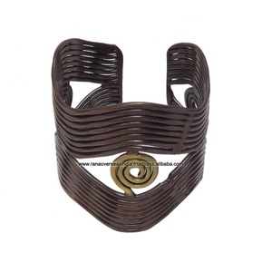 กำไลข้อมือทองแดงและทองเหลืองทำมือ ปรับขนาดได้ กำไลแบบเปิด เครื่องประดับโลหะสไตล์เรียบง่าย ของขวัญสำหรับทุกเพศ เหมาะกับการใช้งานในชีวิตประจำวัน - Product Image 1