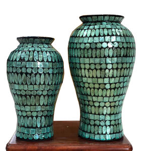 Assortiment de vases verts en perles, mère naturelle de la perle, vase décoratif en coquillage, style vintage fait à la main depuis le Vietnam, vente en gros - Product Image 1