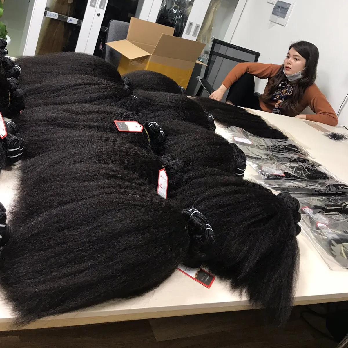 wholesale kinky straight hair weft bundles black and brown color APOHair from Vietnam raw virgin hair wholesale