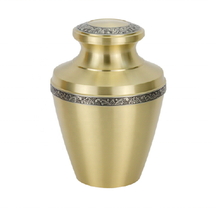 Urne funéraire en laiton faite à la main de quantité minimale de commande basse créative de forme de qualité supérieure pour les cendres en or fabricant grossiste - Product Image 1