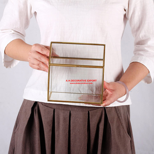 Mesa de centro de mesa con forma de cabaña de cristal geométrico, florero decorativo hecho a mano con contorno dorado - Product Image 6