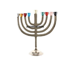 Menorah de table unique en laiton antique martelé en relief nouvellement élégant Menorah en laiton enduit de poudre noire personnalisée - Product Image 5