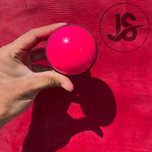 Pelotas de partido de críquet con logotipo personalizado cosido a mano profesional rosa - Product Image 2
