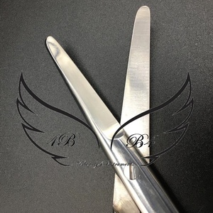 Tijera de peluquero profesional de acero inoxidable con cuchilla afilada para cortar el cabello, soporte para el pulgar sostenible - Product Image 4