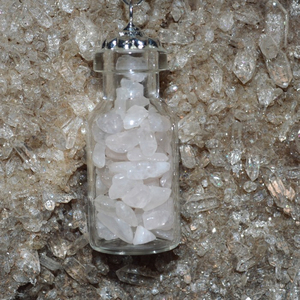 Vente en ligne de Quartz Rose Agate Bouteille Chips Pendentifs Elegant and Mysterious Gemstone Accessory - Product Image 1