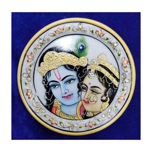 Assiettes décoratives rondes en marbre blanc Radha Krishna peintes - Product Image 1