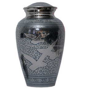 Urnes de crémation pour adultes en laiton de haute qualité avec une belle gravure urne de crémation en métal fini de couleur or et violet - Product Image 5