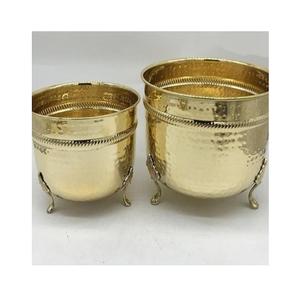 Pot de fleurs en métal martelé avec pieds en laiton, lot de 2, forme ronde, pour la décoration de la maison - Product Image 1