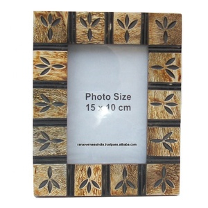 Cadre photo en bois poli avec design sculpté en deux tons pour affichage de table et décoration murale - Product Image 1