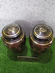 Urna clásica de latón grabado en negro de Brassworld India Suministros funerarios Premium - Product Image 6
