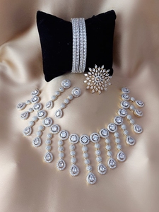 Ensemble de bijoux fantaisie tendance, collier, boucles d'oreilles, bracelets, bague, pour femmes élégantes, shopping de bijoux, création M en Inde - Product Image 5