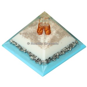 Pyramide d'énergie Orgone - Pyramide en agate sculptée et gravée Feng Shui pour la décoration de la maison |   Rozrincrystals.com - Product Image 1
