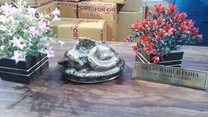 Urna Funeraria de Latón con Forma de Perro con Alas, Estilo Americano, Brassworld India - Product Image 4