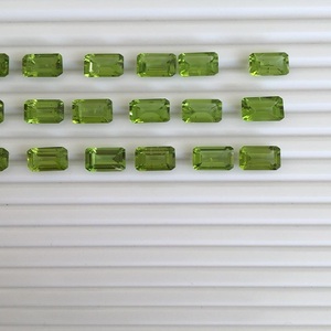 Piedra preciosa suelta de peridoto natural de grado AAA corte esmeralda color verde con certificado IGI - Product Image 3