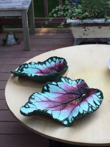 Plateau de nourriture en forme de feuille en métal avec finition élégante vert foncé parfait pour le stockage et le service des aliments au restaurant - Product Image 5