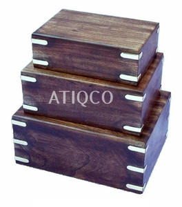 Urna de caja de madera bellamente hecha a mano, urna de cremación de madera de palisandro indio de alta calidad con incrustaciones de latón para uso funerario - Product Image 2