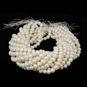 ลูกปัดมุกไอชูเจมส์ MS1626 สีขาวทรงมันฝรั่ง ขนาด 8 มม. ความยาว 16 นิ้ว แบบเม็ดกลมขนาด 4 มม. ร้อยเป็นเส้นสำหรับทำเครื่องประดับ - Product Image 6