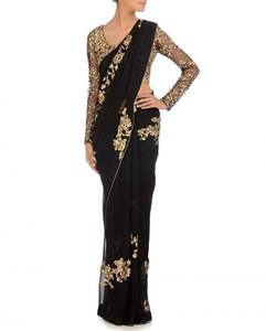 Saree ของดีไซน์เนอร์ที่มีสไตล์พร้อมด้วยงานหนักและผ้าปะติดที่สวยงามสำหรับงานเลี้ยงเจ้าสาวและฟังก์ชั่นแบบดั้งเดิม - Product Image 1