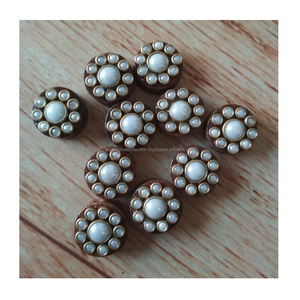 Bouton de manteau en gros Bouton de fantaisie en laiton à pois en bois pour manteau et accessoires de vêtements à prix raisonnable - Product Image 4