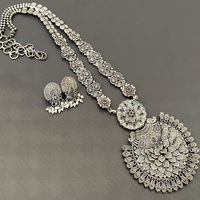 Ensemble long et boucles d'oreilles spéciaux pour le festival Navratri, oxydé, avec perles de toutes les couleurs en création M