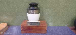 Urne de crémation moderne adulte noir et blanc Brassworld Inde fournitures funéraires urne en métal de Style américain - Product Image 4