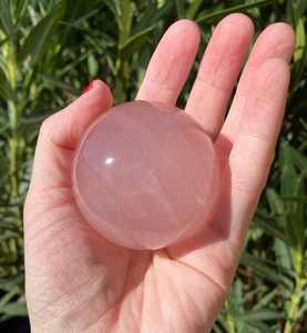 Esfera curativa de cuarzo rosa Heartfelt Serenity, hermosa Bola de piedras preciosas pulidas para la manifestación del amor y el despertar espiritual - Product Image 4