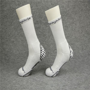 Logo personnalisé hommes grip marche compression coton anti-dérapant chaussettes de sport - Product Image 5