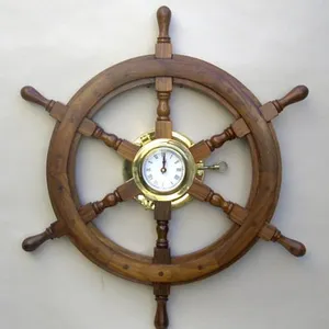 Roda do navio de madeira com relógio de bronze náuticas