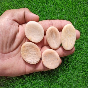 หินพีชมูนสโตนควอตซ์รูปหัวใจสำหรับนิ้วโป้ง รูปทรงวงรีพิเศษ คุณภาพเกรด AAA ธรรมชาติ พร้อมลวดลายแกะสลัก เป็นมิตรต่อสิ่งแวดล้อม - Product Image 1