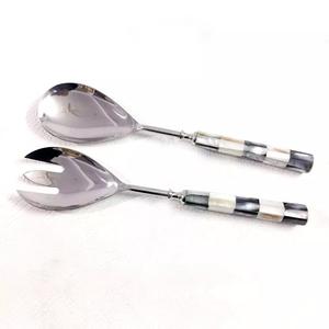 Ensemble de serveurs à salade en acier inoxydable de qualité standard plaqué or avec poignée en terrazzo en bois pour les événements de cuisine hôtel restaurant utilisés - Product Image 5