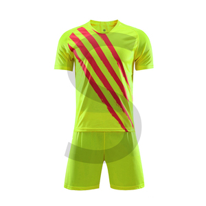 Camiseta y pantalones cortos de fútbol de manga corta de secado rápido para jóvenes para entrenar traje deportivo para niños con uniformes de aficionados - Product Image 3