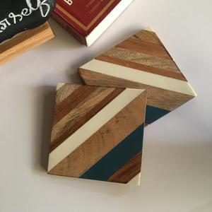 Juego de 4 posavasos de resina de madera hechos a mano, diseño de patrón de línea tejida, soporte de alfombrilla de escritorio multimaterial para té, cerveza, cartón para servir - Product Image 4