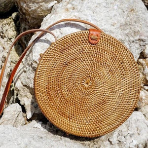 Sac rond en rotin artisanal ECO Bali, sac bandoulière en paille pour l'été - Product Image 1